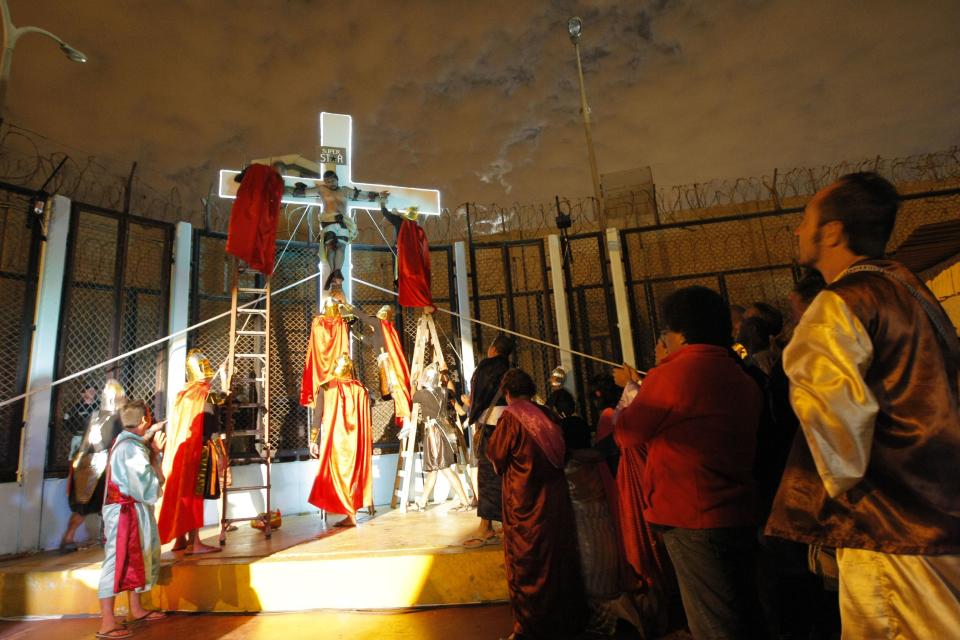 Con motivo de Semana Santa, presos representan la ópera rock Jesucristo Super Estrella en la prisión Sarita Colonia, en el puerto de El Callao, Peru, el martes 15 de abril de 2014. (AP Photo/Karel Navarro)