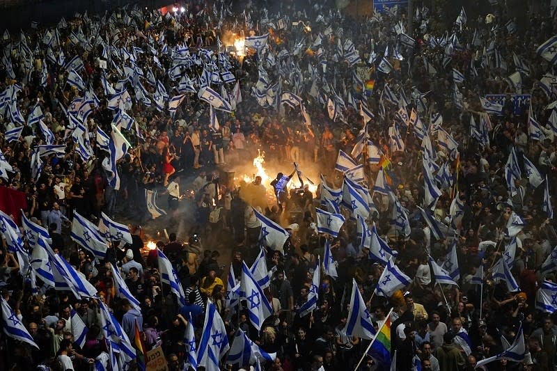 <cite>2023年3月，以色列民眾持續進行大規模示威抗議，試圖遏阻總理納坦雅胡推動的「司法改革」（AP）</cite>