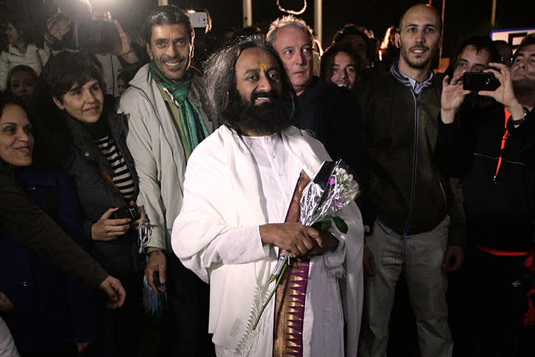 Ravi Shankar al llegar a aeroparque rodeado de seguidores