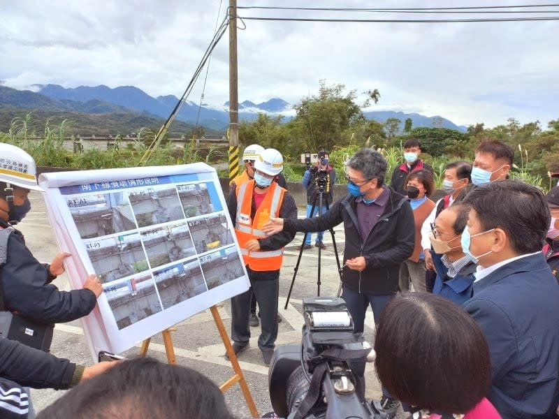 立委傅崐萁偕同玉里鎮長龔文俊、公路總局副局長林聰利及蘇花改工程處長李宗仁，一齊前往玉里大橋會勘。(玉里鎮公所提供)