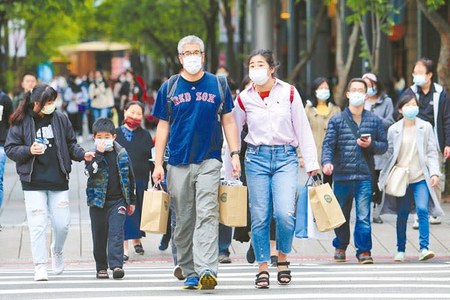 政府將推動酷碰券刺激消費，將以「你消費我來折扣回饋」方式刺激經濟，透過支付平台協助，老人使用敬老卡也可以享有優惠，每人每月上限1000元。圖為2日民眾戴著口罩，趁著清明連假逛街購物。（黃世麒攝）