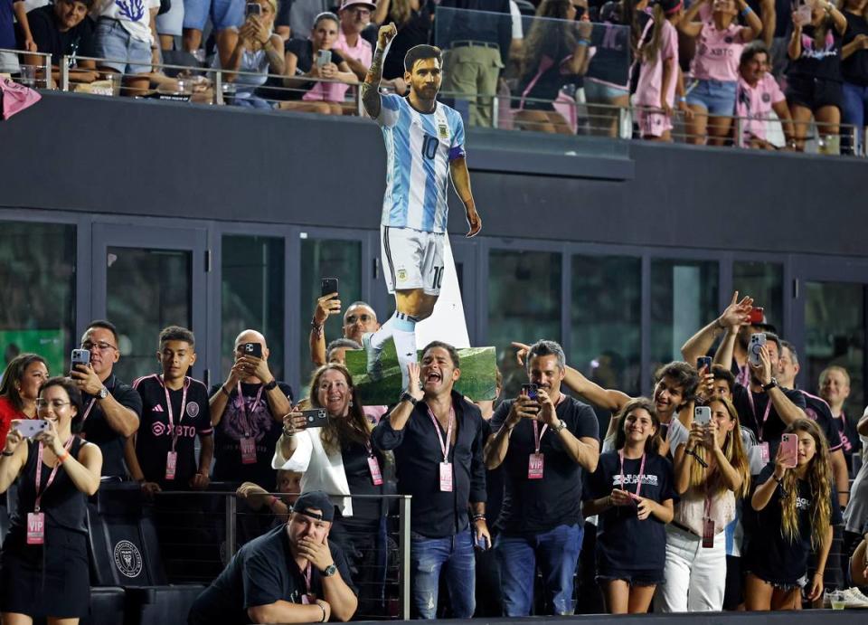 Admiradores de Lionel Messi, del Inter Miami, muestran su apoyo durante el partido contra el Atlanta United de la fase de grupos de la Leagues Cup en el DRV PNK Stadium, en Fort Lauderdale, Florida, el martes 25 de julio de 2023.