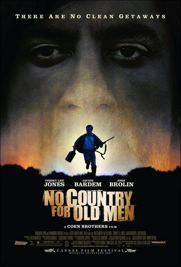 No country for old men, de Joel Coen, Ethan Coen, 2008.  Il arrive parfois qu'un film surpasse le roman dont il est l'adaptation. C'est le cas du film des frères Joel et Ethan Coen dont le talent de cinéastes, le sens du montage et l'exceptionnelle photographie subliment l'épopée macabre de McCarthy. Une allégorie brillante d'une société américaine fondée sur la violence. 