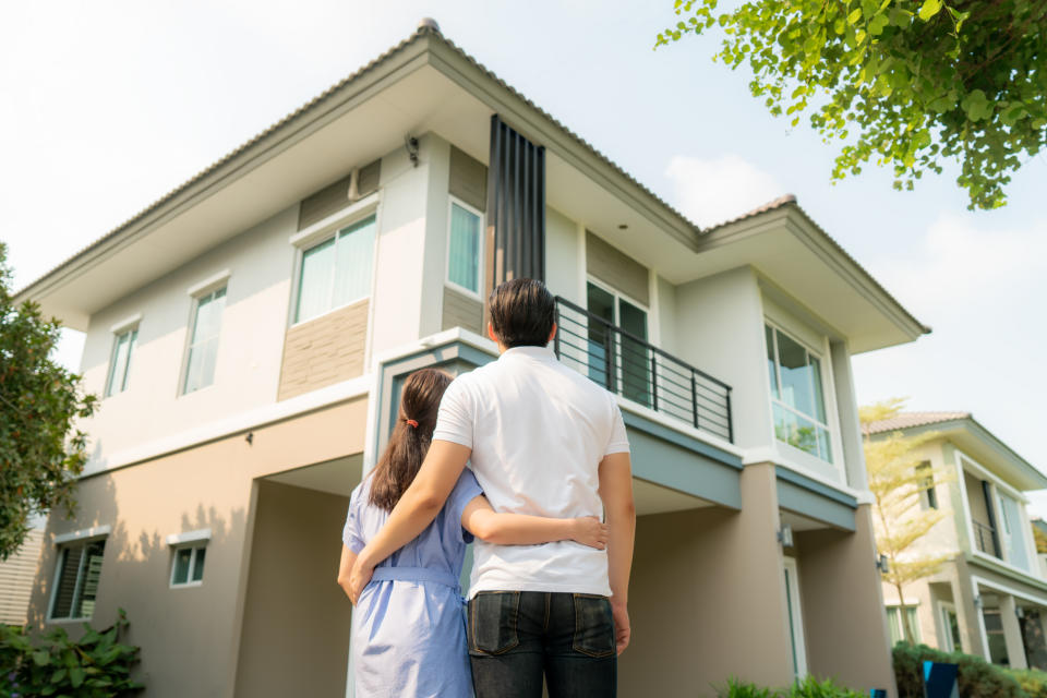 新婚夫妻買房要留意住宅火險保障。（圖／Getty）