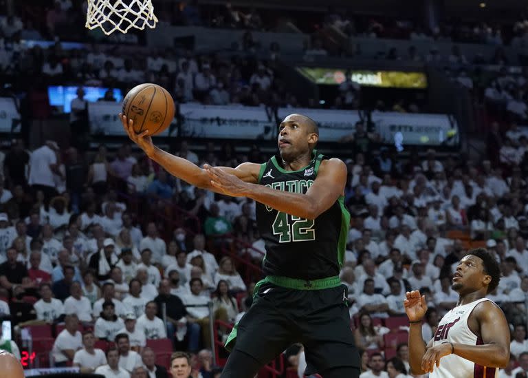 El pívot de los Celtics de Boston Al Horford avanza y salta lanzar el balón de bandeja en el juego 5 de las Finales de la Conferencia Este ante el Heat de Miami el miércoles 25 de mayo del 2022. (AP Foto/Lynne Sladky)