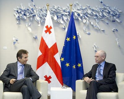 Bidzina Ivanichvili, ici à la droite de Herman Van Rompuy, avait choisi Bruxelles pour sa première visite officielle en tant que premier ministre en 2012 ; ses positions ont bien évolué depuis. <a href="https://www.flickr.com/photos/europeancouncil/8178732872" rel="nofollow noopener" target="_blank" data-ylk="slk:Conseil européen;elm:context_link;itc:0;sec:content-canvas" class="link ">Conseil européen</a>, <a href="http://creativecommons.org/licenses/by-sa/4.0/" rel="nofollow noopener" target="_blank" data-ylk="slk:CC BY-SA;elm:context_link;itc:0;sec:content-canvas" class="link ">CC BY-SA</a>
