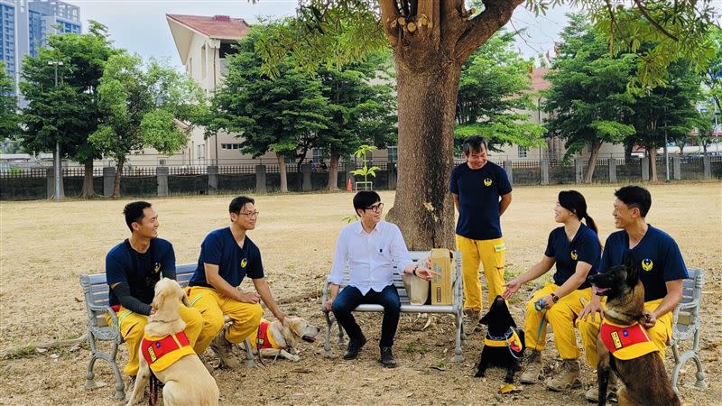 適逢「國際搜救犬日」，陳其邁前往消防局搜救犬訓練中心慰問。（圖／高市府提供）