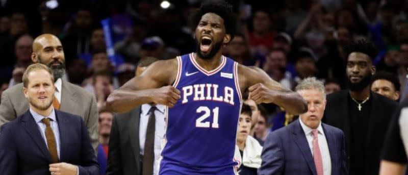 ▲76人明星中鋒Joel Embiid(恩比德)帶著右膝半月板撕裂傷堅持上場拚戰，「我會繼續戰鬥」。（圖／美聯社／達志影像）