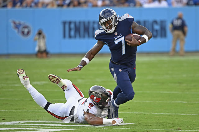 NASHVILLE, TN - AUGUST 20: Tennessee Titans quarterback Malik Willis (7)  catches the snap during the Tampa Bay Buccaneers-Tennessee Titans Preseason  game on August 20, 2022 at Nissan Stadium in Nashville, TN. (