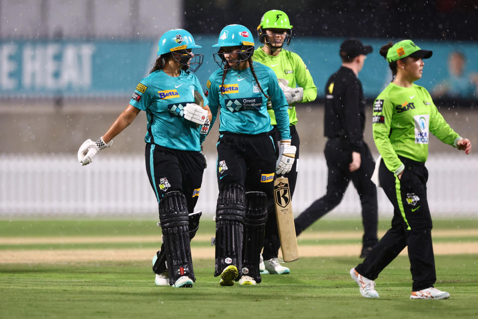 Amelia Kerr and Charli Knott, pictured here during Brisbane Heat's clash with Sydney Thunder in the WBBL.