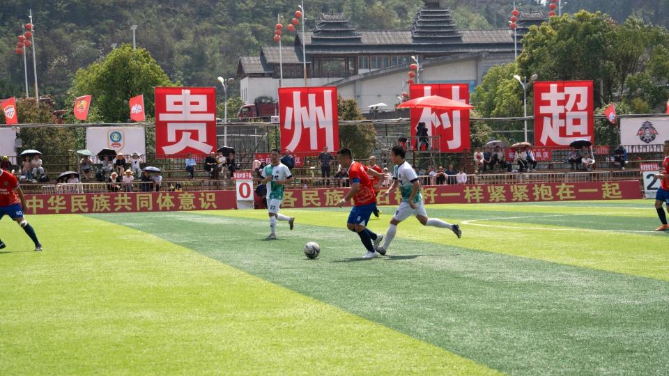 香港警察足球會男女子隊於3月21至25日應邀到貴州村超踢友誼賽，又參觀學校及感受當地風土人情。(香港警察FB)