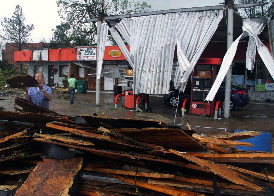 Elquin González, propietario de una gasolinera Texaco en la calle North Gloster de Tupelo, Mississippi, comienza las labores de limpieza tras un tornado que tocó tierra en la localidad el lunes 28 de abril de 2014. Por lo menos tres tornados arrasaron casas y negocios, voltearon caminones en carreteras y lesionaron a numerosas personas en Mississippi y Alabama el lunes cuando un enorme sistema de tormentas pasó por varios estados del sur del país y que ahora amenaza con más tornados, lluvias de granizo e inundaciones repentinas (Foto AP/Jim Lytle)