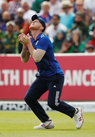 Britain Cricket - England v Pakistan - Fourth One Day International - Headingley - 1/9/16 England's Ben Stokes takes a catch to dismiss Pakistan's Sami Aslam Action Images via Reuters / Lee Smith Livepic