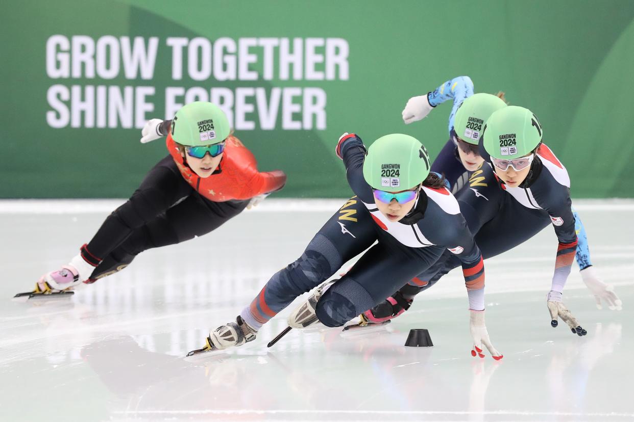 Yang (left) passes the field during the first lap. (Chung Sung-Jun/Getty Images)