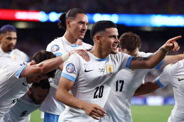 Maximiliano Araujo festeja su conquista y todo Uruguay lo acompaña: el futbolista de Toluca, una de las figuras en la goleada 5 a 0 de Uruguay sobre Bolivia