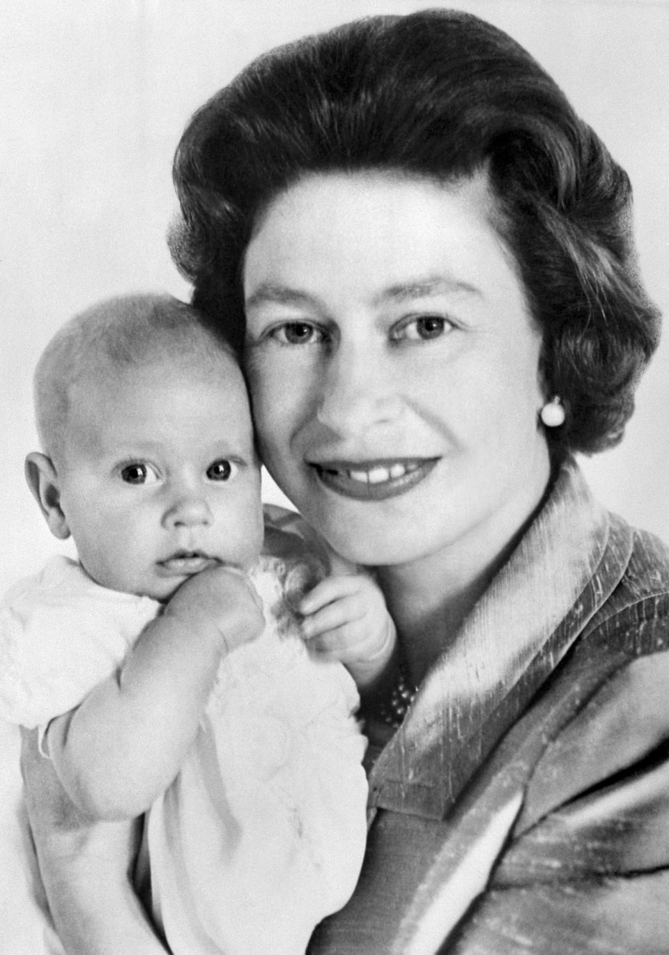 The Queen Elizabeth II poses with Prince Edward, 13 June 1964 in London. 