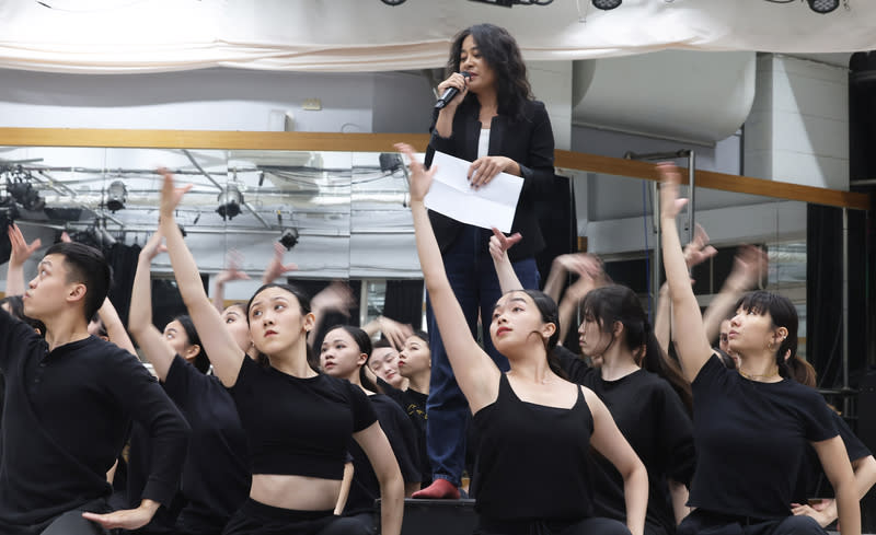以莉．高露為520演出彩排（2） 歌手以莉．高露（持麥克風者）6日晚間到國立台灣 藝術大學為520就職典禮演出做準備，與台藝大舞蹈 系學生一同彩排，力求完美。 中央社記者趙世勳攝  113年5月6日 