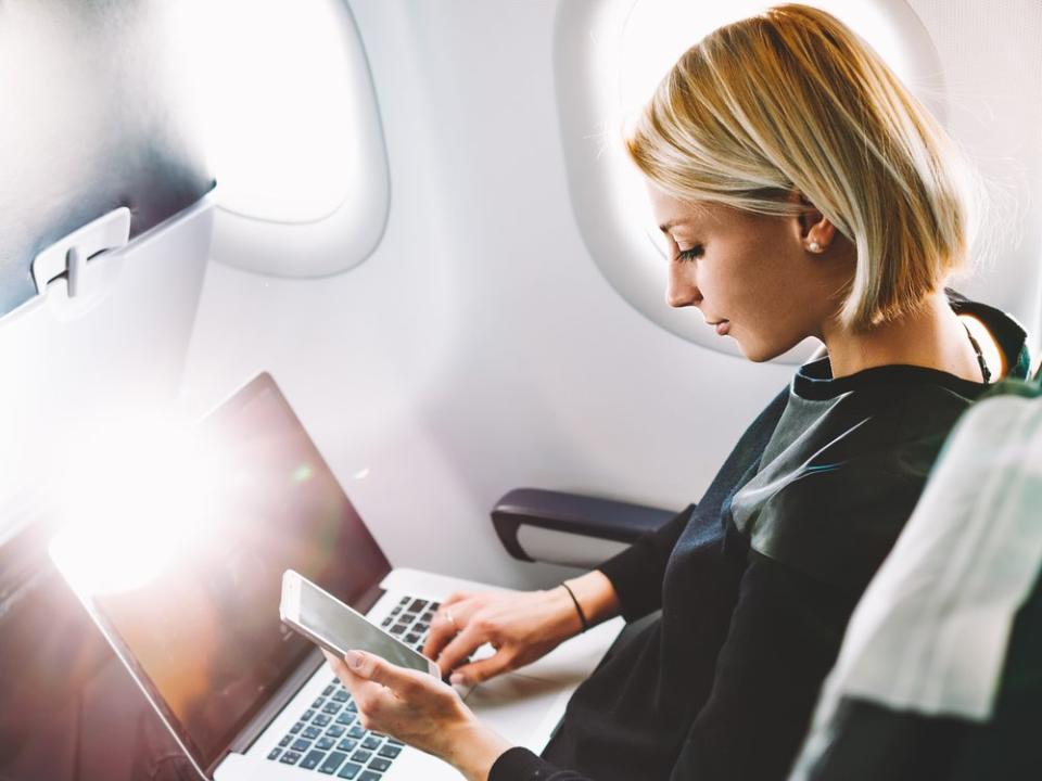 Wer auf Internet im Flugzeug nicht verzichten möchte, muss je nach Airline tief in die Tasche greifen. (Bild: GaudiLab/Shutterstock.com)