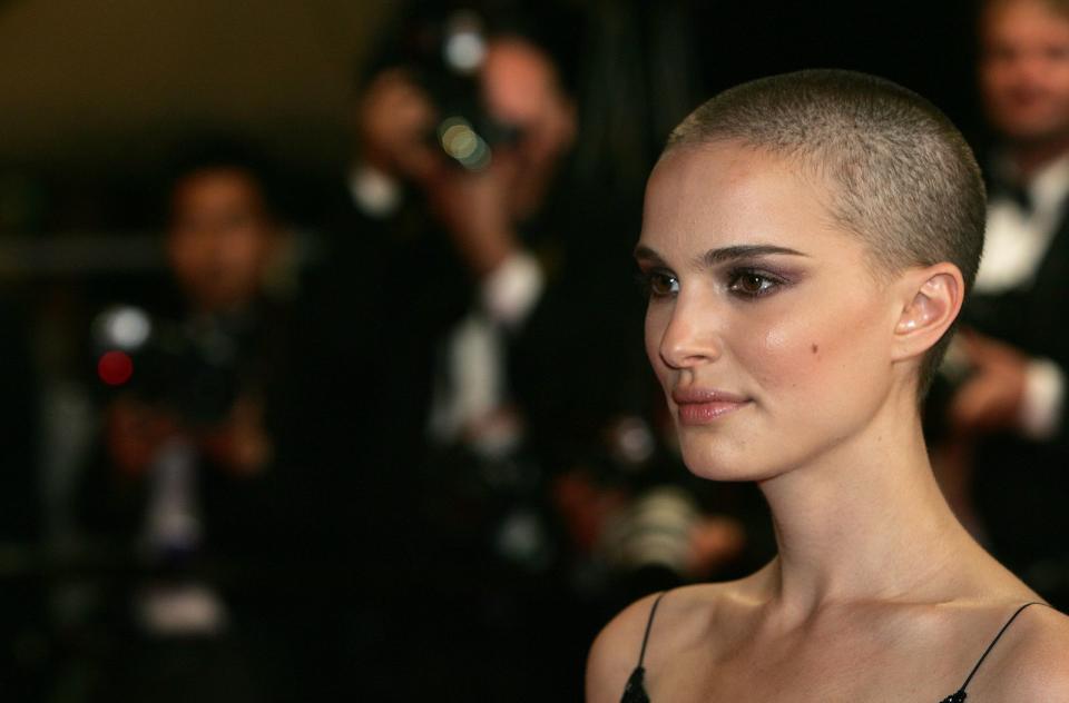 <p>Immer noch ein Aufreger: Dass Frauen sich entscheiden, sich - wie Natalie Portman 2005 - die Haare abzurasieren, gilt bis heute als außergewöhnlicher Schritt. Egal, ob sie ihn für eine Rolle wagten oder damit ein Statement setzen wollten: Diese Promifrauen zeigen, dass eine Glatze alles andere als ein Makel ist ... (Bild: Gareth Cattermole/Getty Images)</p> 