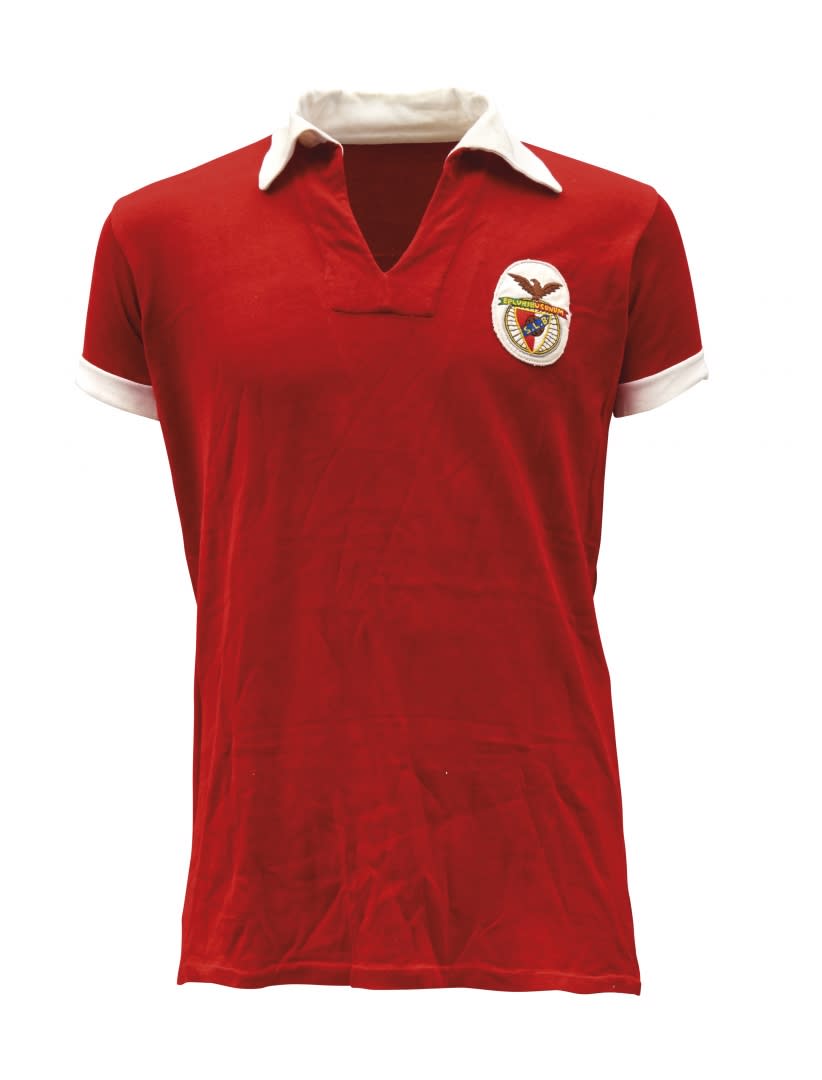 <p>Una maglia del Benfica indossata da Raul Machado durante una finale di Champions League: un pezzo forte. (foto: Aste Bolaffi) </p>