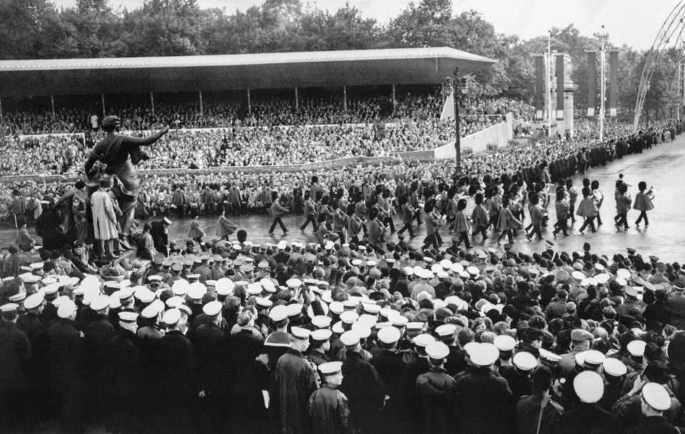 A large crowd looks at Royal Horse Guards parading on June 02, 1953 in London, on the Coronation day of Queen Elizabeth II of Great Britain. - Queen Elizabeth II, the longest-serving monarch in British history and an icon instantly recognisable to billions of people around the world, has died aged 96, Buckingham Palace said on September 8, 2022.  Her eldest son, Charles, 73, succeeds as king immediately, according to centuries of protocol, beginning a new, less certain chapter for the royal family after the queen's record-breaking 70-year reign. (Photo by various sources / AFP) (Photo by -/INTERCONTINENTALE/AFP via Getty Images)