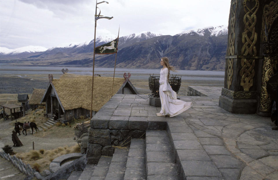 6: Miranda Otto steht in der Rolle der Eowyn in Peter Jacksons Meisterwerk “ Lord of the Rings: The Two Towers” (“Der Herr der Ringe: Die zwei Türme”) am Ausgang der großen Halle von Rohan und schaut in die Ferne, als sich plötzlich eine Flagge vom Mast löst und im Wind davon fliegt. Was dem Filmfreund als Metapher für die ungewisse Zukunft des Königreichs Rohan einleuchtet, war in Wirklichkeit eine Filmpanne. Peter Jackson fand den Zufall scheinbar so gelungen, dass er die Szene im fertigen Film einbaute. (Bild-Copyright: Moviestore-Collection/REX/Shutterstock)