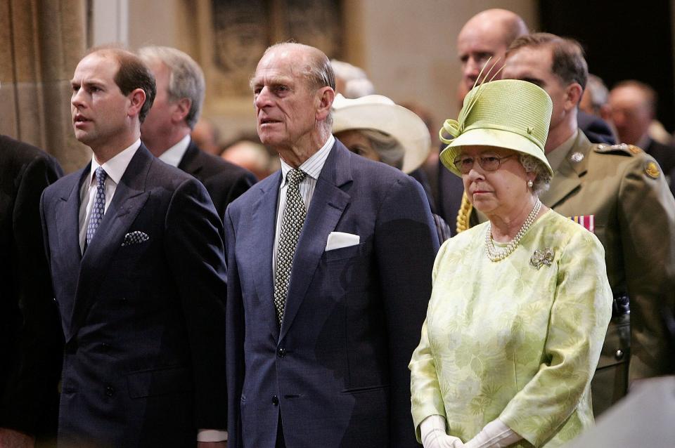 菲利普親王（中）屬意由小兒子愛德華（左）繼承「愛丁堡公爵」頭銜。右為伊莉莎白二世女王。（路透社）