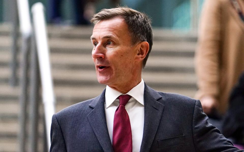 Y Canghellor Jeremy Hunt cyn siarad â’r cyfryngau yng Nghanolfan Siopa Victoria Place, Woking, mewn ymateb i Adroddiad Polisi Ariannol Banc Lloegr, lle codwyd cyfraddau llog i 4% o 3.5%. Dyddiad llun: Dydd Iau Chwefror 2, 2023. PA Photo. Gweler stori PA ECONOMI Cyfraddau. Dylai credyd llun fod yn: Jordan Pettitt/PA Wire - Jordan Pettitt/PA Wire