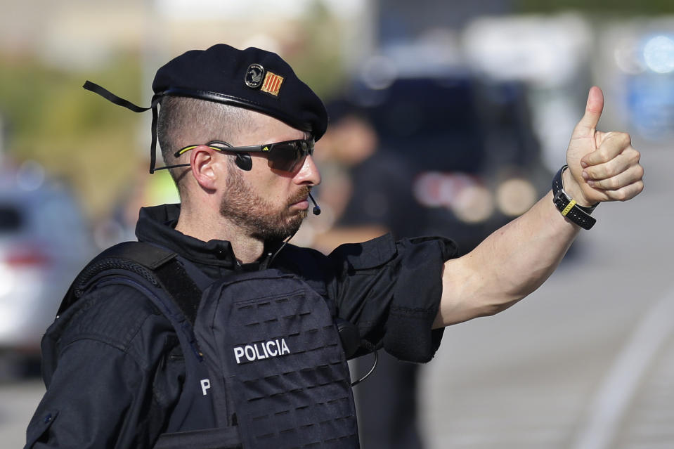 <p>Die spanische Polizei kann nach dem Terroranschlag in Barcelona einen kleinen Sieg vermelden. Der vermeintliche Attentäter wurde außerhalb der Stadt erschossen. (Bild: AP Photo / Manu Fernandez) </p>