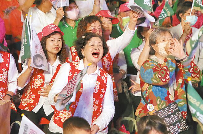 民進黨15日在台北榮星花園公園舉行「聽Hakka 挺台灣」信賴台灣客家之夜，吸引許多民眾前來參加，大家高喊加油口號。（趙雙傑攝）