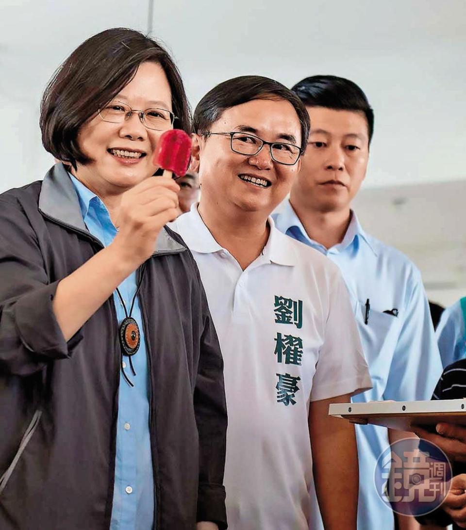王盈凱（右1）是總統蔡英文的內衛隨扈，圖為7月22日蔡英文參訪台東糖廠。（總統府提供）