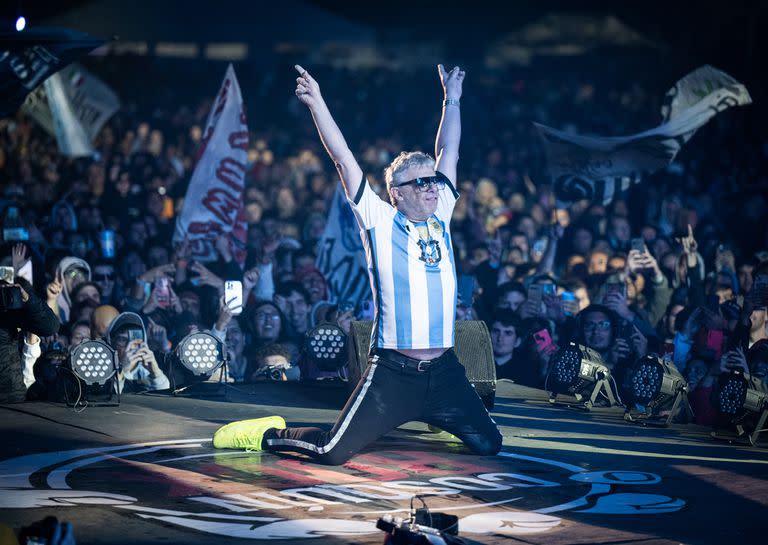 Juanse siguió celebrando el mundial ganado por la Argentina en la primera jornada de Cosquín Rock