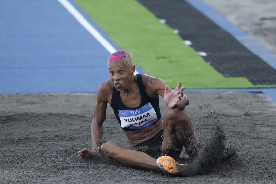 La venezolana Yulimar Rojas compite en el salto triple de los Juegos Centroamericanos y del Caribe, el miércoles 5 de julio de 2023, en San Salvador (AP Foto/Arnulfo Franco)