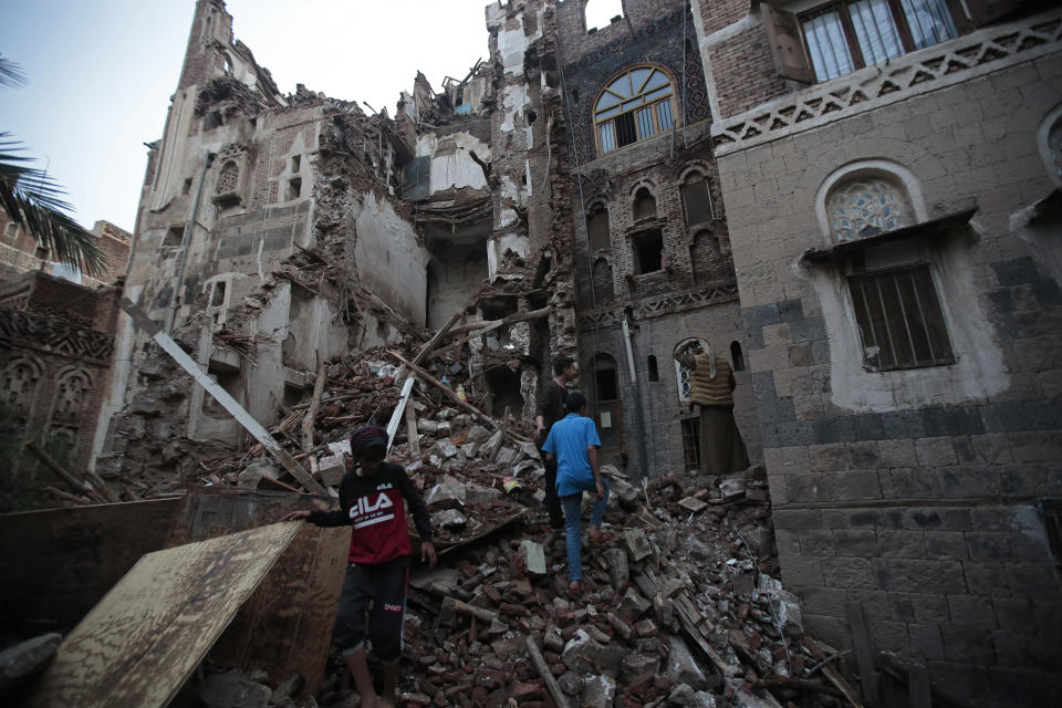 Yemeni people inspect a rains-collapsed UNESCO-listed building in the old city of Sanaa, Yemen, Wednesday, Aug 10, 2022. (AP Photo/Hani Mohammed)