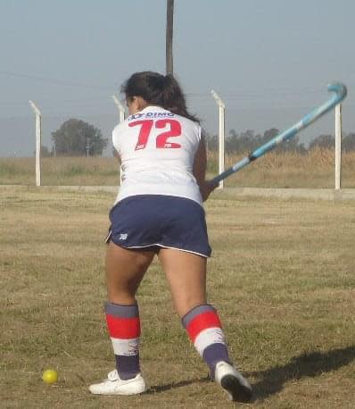 Chiara jugando al hockey.