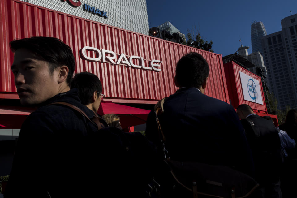 Warren Buffett Joins the Crowd Struggling to Understand Oracle