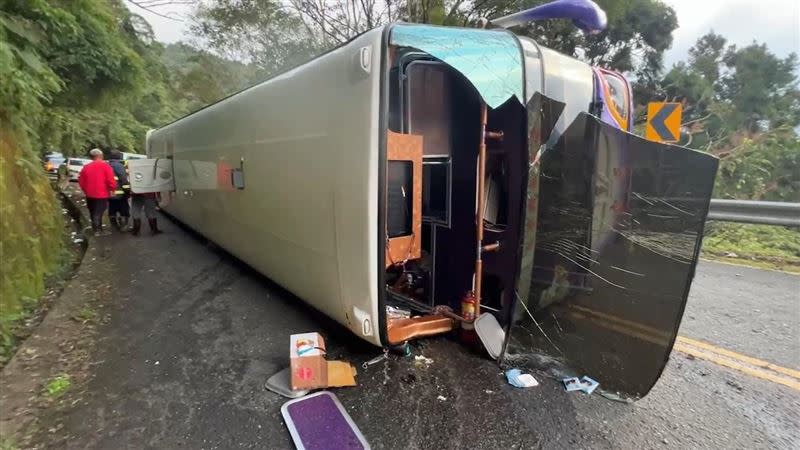 宜蘭縣太平山國家風景區發生遊覽車翻覆事故。（圖／翻攝畫面）