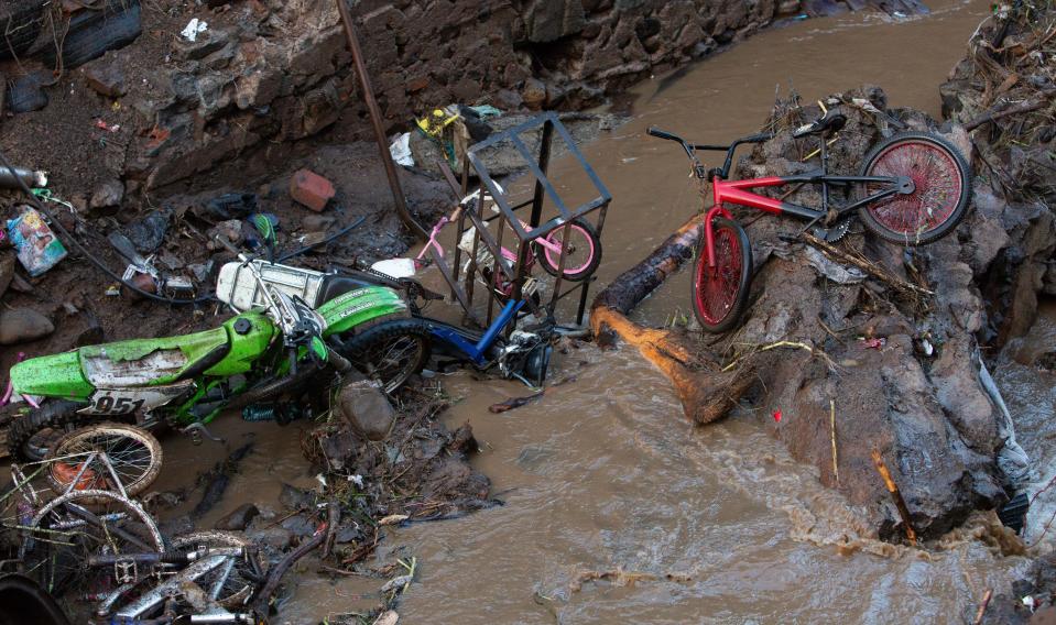 <p>PERIBÁN (MÉXICO), 24/09/2018.- Vista general de vehículos y objetos arrastrados por las fuertes corrientes de agua, lodo y piedras hoy, lunes 24 de septiembre de 2018, tras el desbordamiento del río Cutio por las intensas lluvias generadas por el Frente Frío Número 2, en la zona del cacerío del municipio de Peribán, del occidental estado mexicano de Michoacán (México). EFE/ Luis Enrique Granados </p>