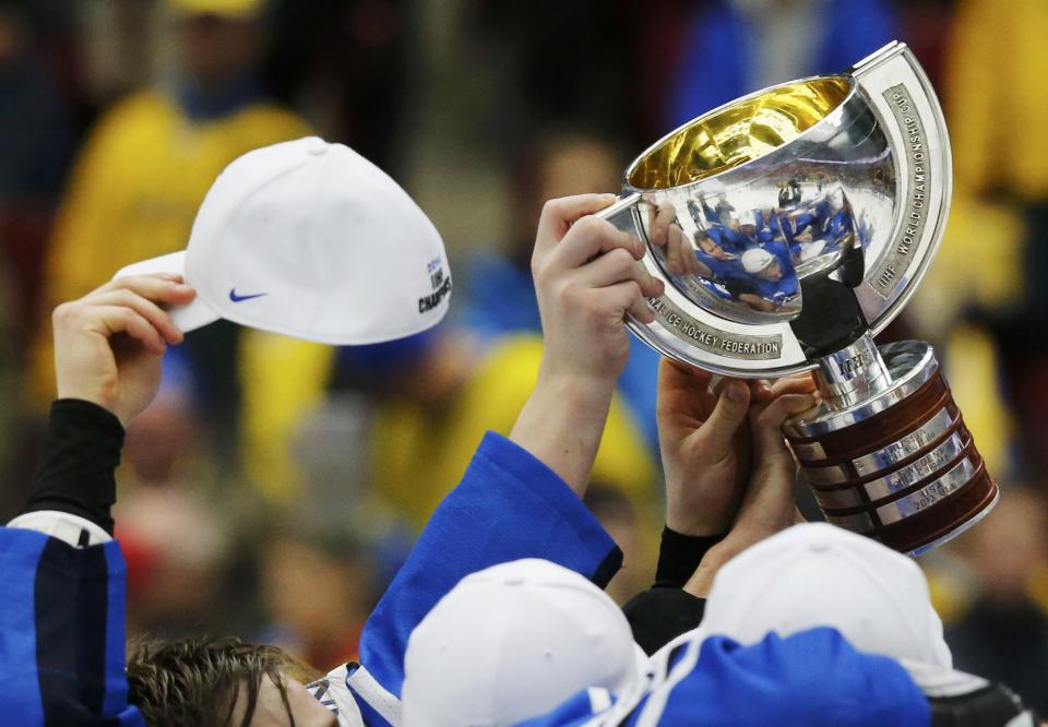 Finland players celebrate with the trophy after they defeated Sweden in overtime of their IIHF World Junior Championship gold medal ice hockey game in Malmo, Sweden, January 5, 2014. REUTERS/Alexander Demianchuk (SWEDEN - Tags: SPORT ICE HOCKEY)