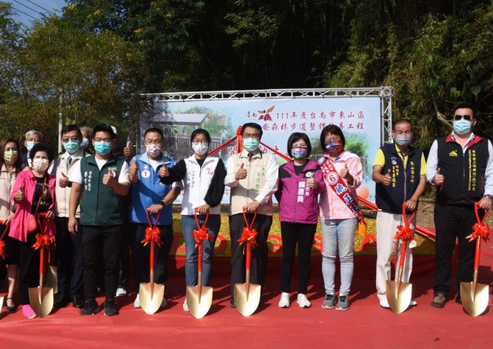 台南市長黃偉哲（圖中）、立委賴惠員及地方民代於動土典禮上合影。（記者翁聖權攝）