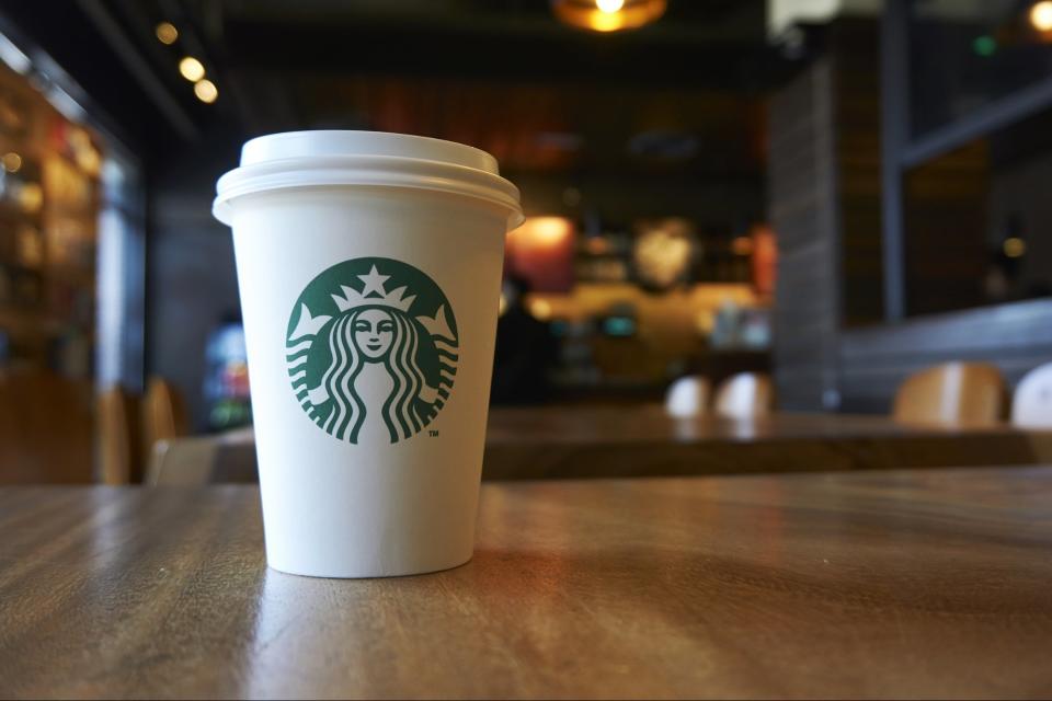 Las acciones de Starbucks se desplomaron