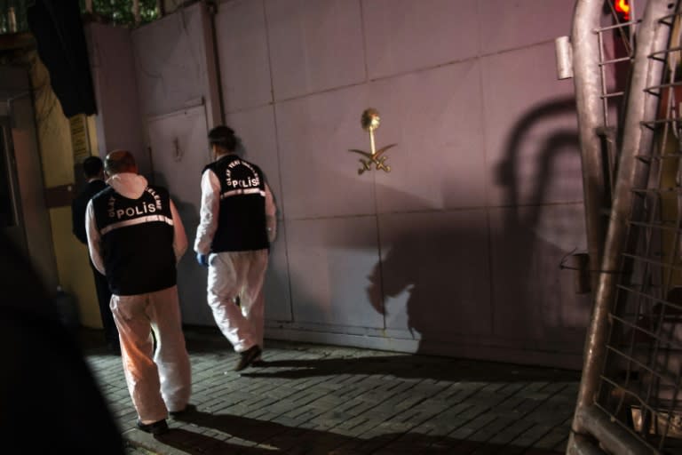 Turkish forensic police officers arrive at the Saudi Arabian consulate in Istanbul on October 18, 2018