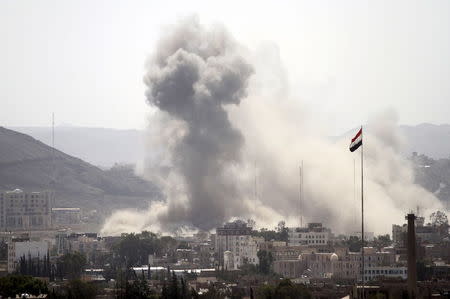 Smoke billows from a Houthi-controlled military site after it was hit by a Saudi-led air strike in Sanaa, Yemen, June 3, 2015. REUTERS/Mohamed al-Sayaghi