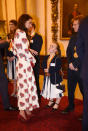 <p>Zum Empfang der Paralympischen Medaillengewinner trug Herzogin Kate mal wieder ein Design von Alexander McQueen. Das weiße Kleid ist mit wunderschönen roten Mohnblumen verziert. Natürlich sind auch die Handtasche und die Schuhe der Herzogin perfekt auf ihr Outfit abgestimmt. (Bild: Rex Shutterstock)</p>