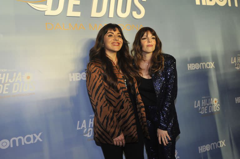 Dalma y Giannina, su hermana y compañera incondicional; la menor de las Maradona optó por un look con animal print
