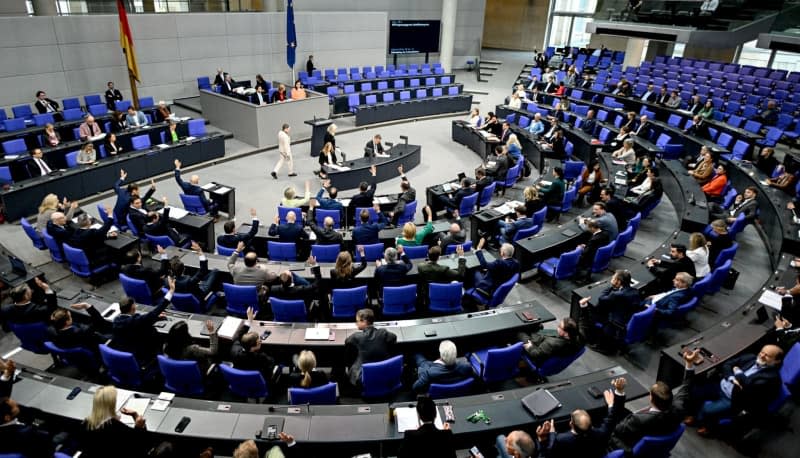 Members of parliament vote during the 164th session of the Bundestag. Britta Pedersen/dpa
