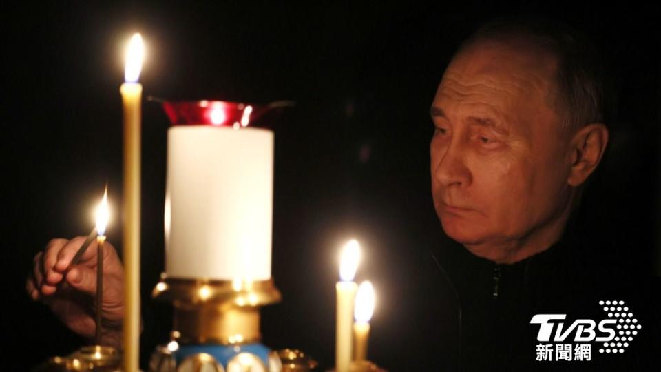 普欽下令24日為全國哀悼日，他自己也前往教堂點蠟燭悼念死者。（圖／達志影像美聯社）