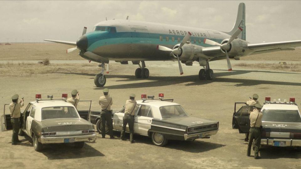 En Netflix la serie colombiana ‘Secuestro del vuelo 601’ (2024), que gira en torno a un caso real que sucedió en Colombia en 1973, cuando dos asaltantes armados secuestraron un avión y pidieron la liberación de 50 presos políticos.