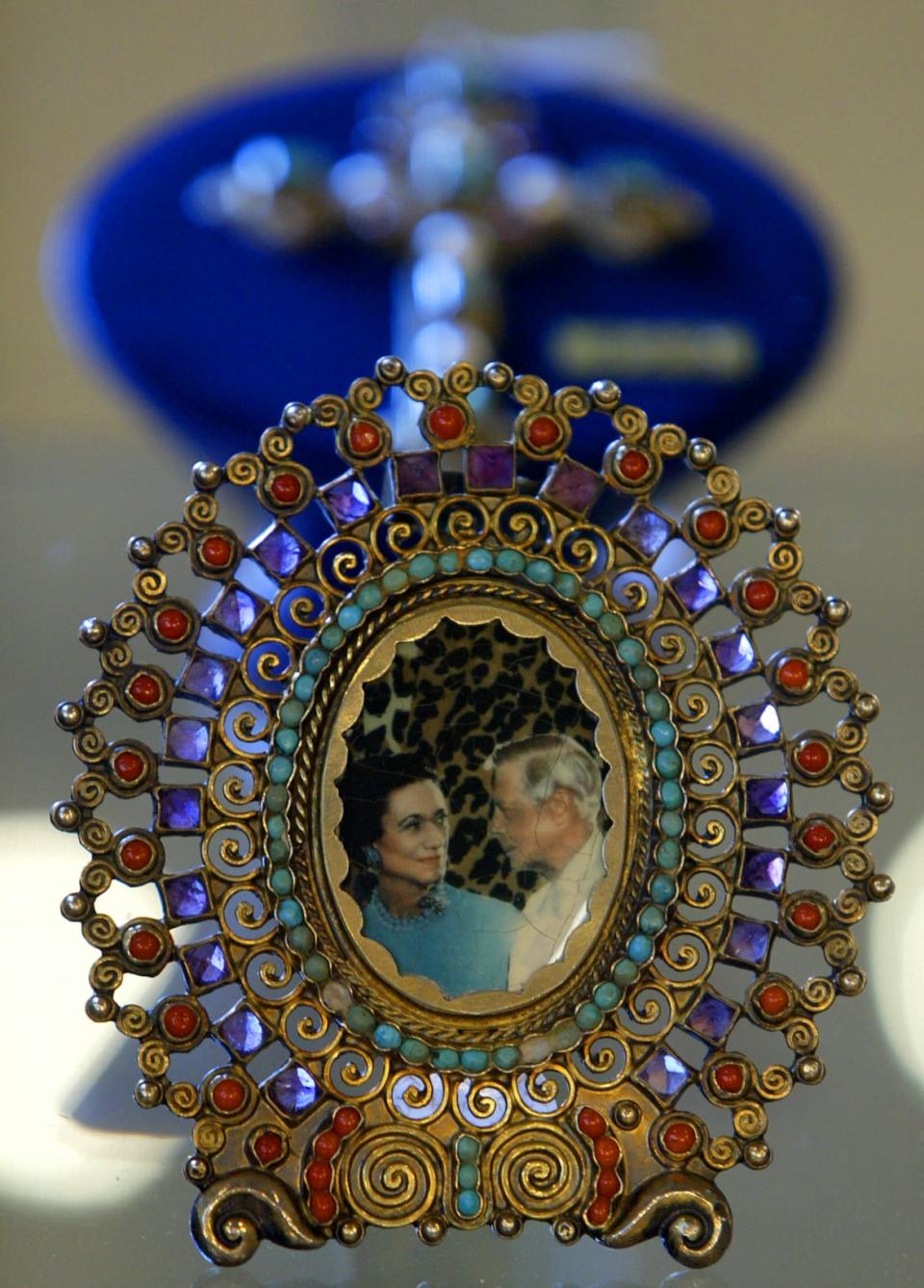 A cameo depicting Edward VIII with Wallis Simpson, the American divorcee woman for who Edward VIII abdicated from the British throne, is seen at Christies auction house in Rome June 16, 2004.