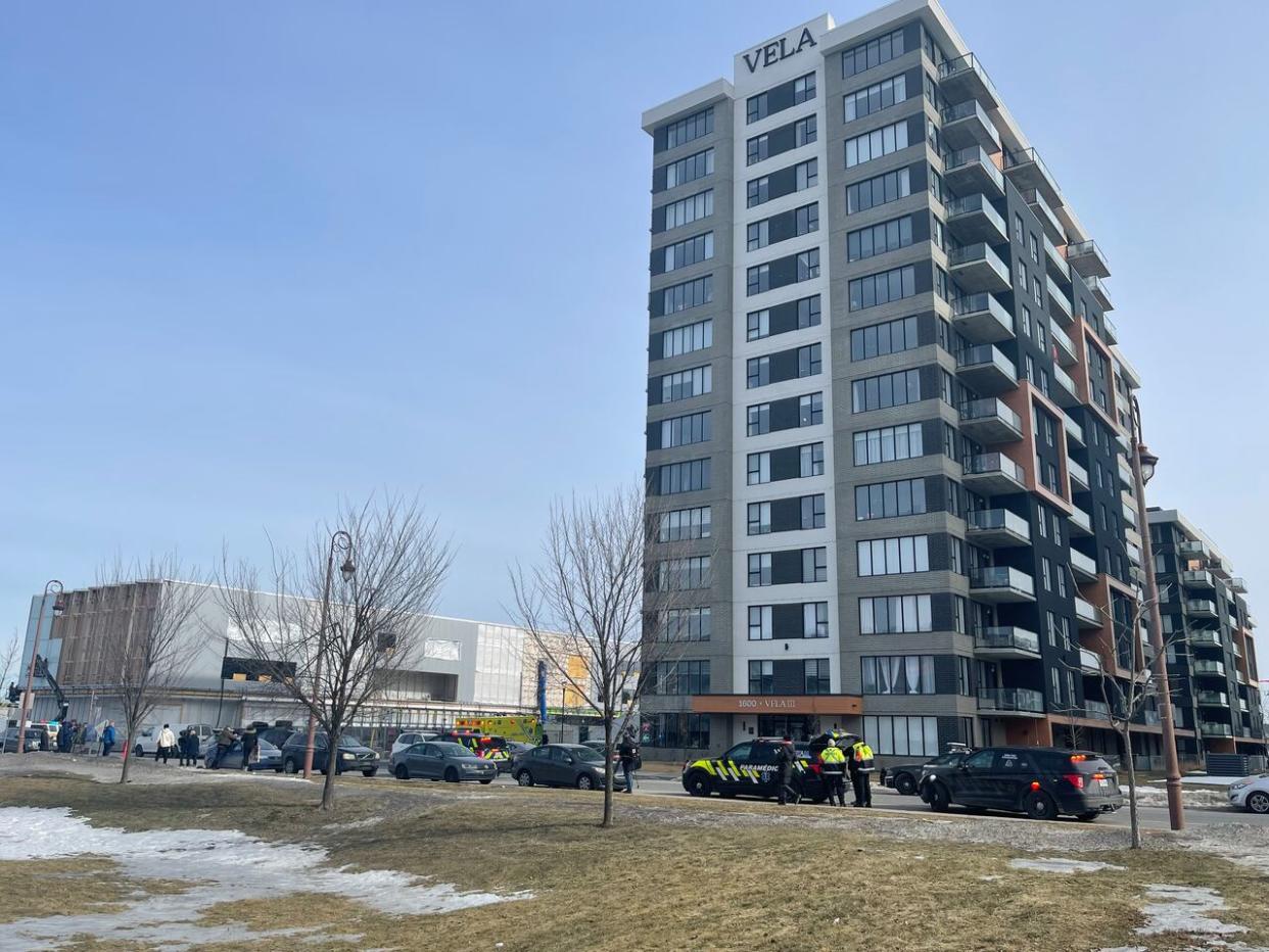 Five ambulances were deployed to a 'major police operation' at an apartment complex in Vaudreuil-Dorion Thursday. (Pascal Robidas/Radio-Canada - image credit)